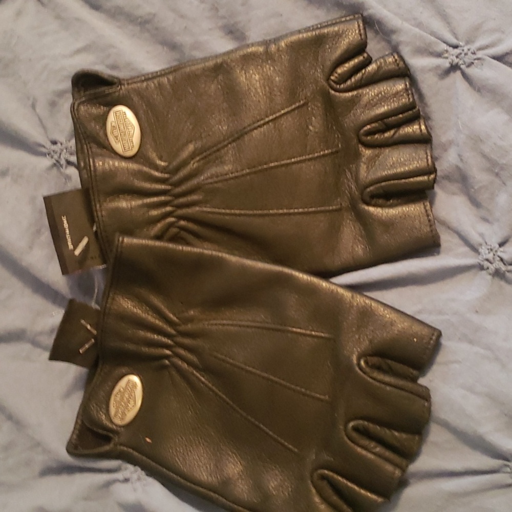 Fingerless riding gloves